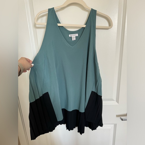 Athleta Swing Forward Pleated Tank Size XL NWT - Picture 1 of 5
